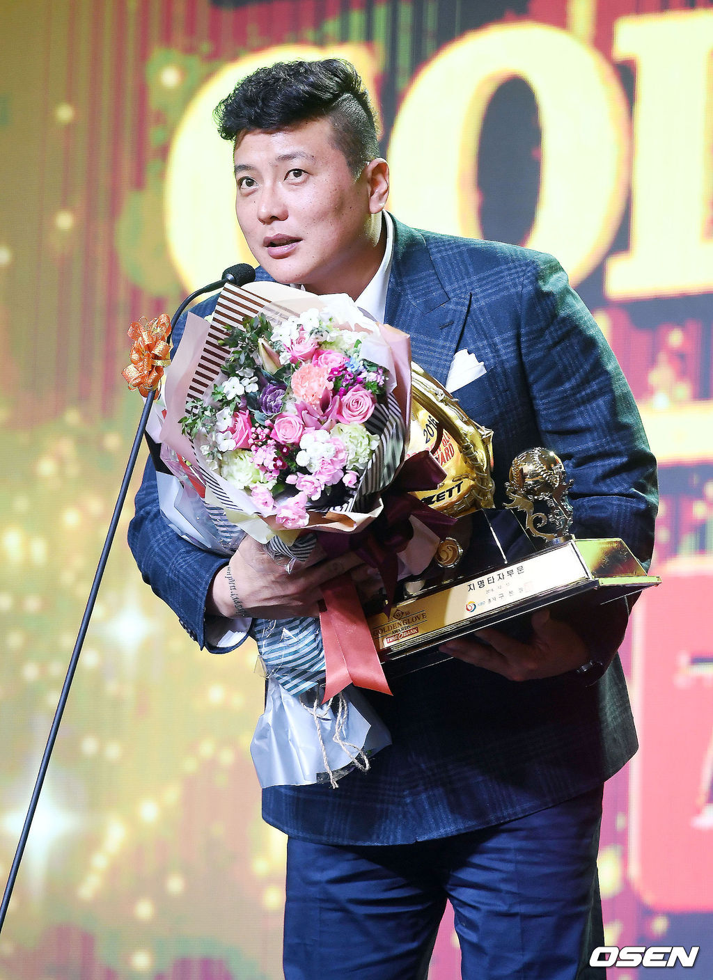 2016 KBO 골든글러브 시상식에서 지명타자 부문을 수상한 김태균이 소감을 말하고 있다./ rumi@osen.co.kr