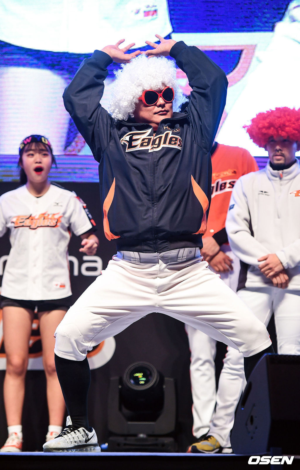 2016 독수리 한마당에서 김태균이 가발을 쓰고 춤을 추며 팬들과 즐거운 시간을 보내고 있다./ soul1014@osen.co.kr