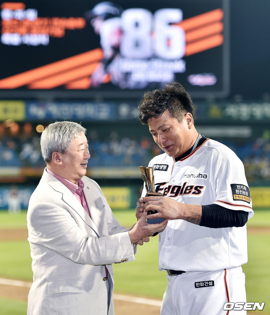 [OSEN DB] 2017년 시즌, 김태균이 86경기 연속출루 신기록 달성 기념 시상식에서 BO 구본능 총재에게 기념 트로피를 받고 있다.