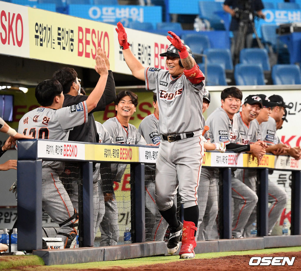 2020년 시즌, 김태균이 동점 솔로포를 날리고 동료선수들과 기뻐하고 있다. /jpnews@osen.co.kr