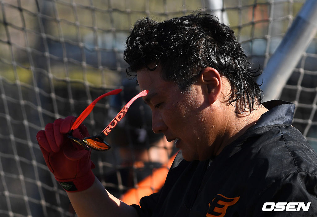 2020년 시즌을 앞두고 한화 이글스 스프링캠프, 김태균이 타격 훈련을 하며 땀을 닦고 있다. /jpnews@osen.co.kr