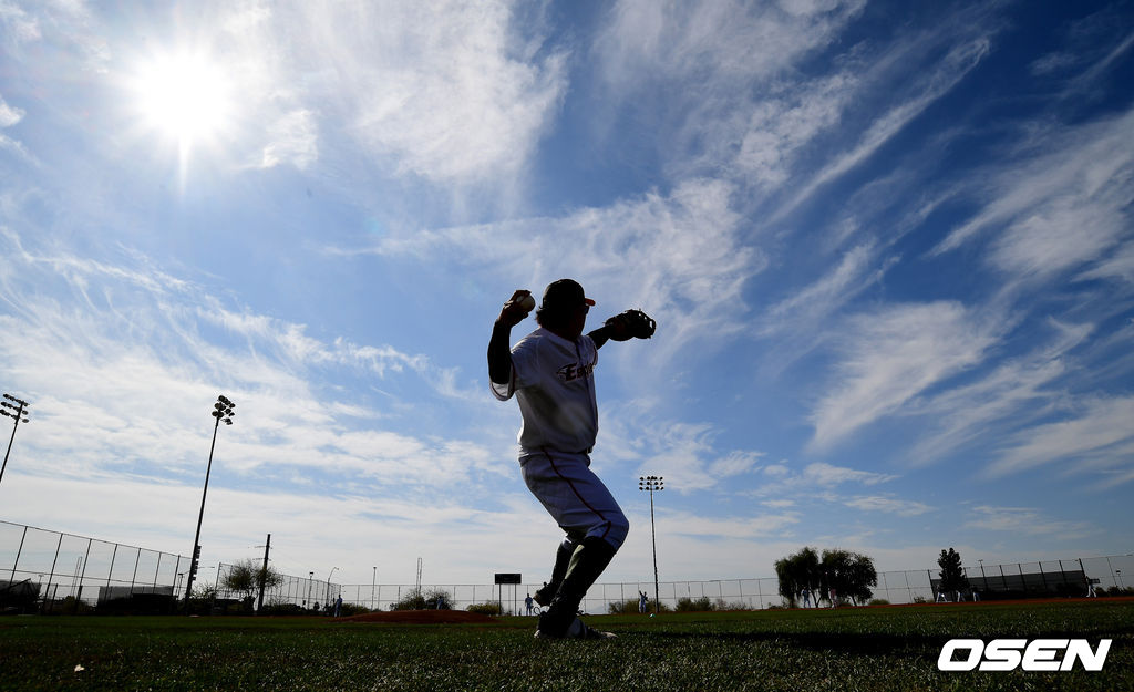 2020년 시즌을 앞두고 한화 스프링캠프, 김태균이 캐치볼을 하며 몸을 풀고 있다. /jpnews@osen.co.kr