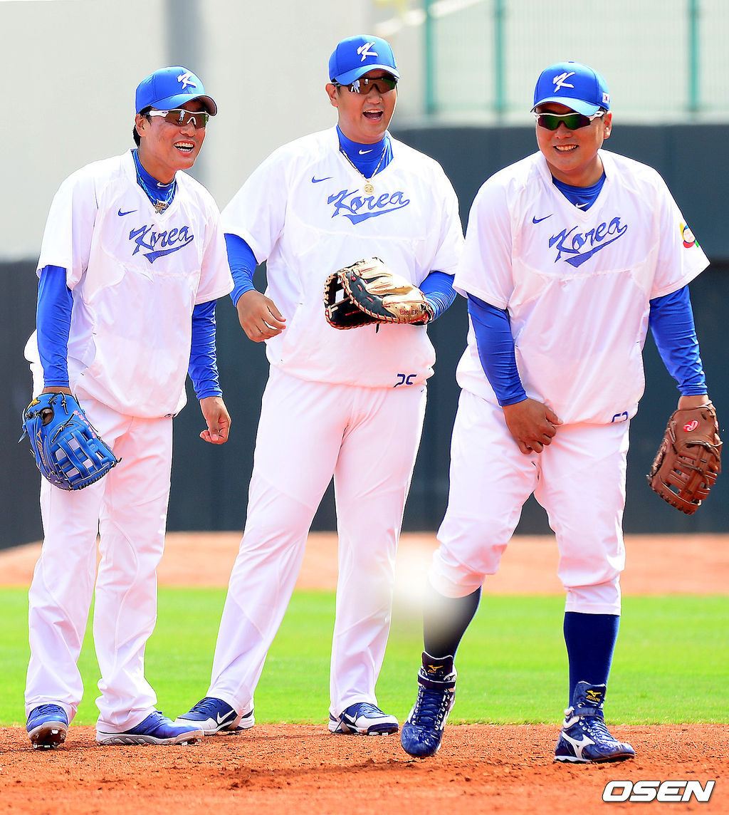2013 월드베이스볼클래식(WBC 2013)을 앞두고 이승엽, 이대호, 김태균이 수비 훈련을 하며 미소짓고 있다./jpnews@osen.co.kr