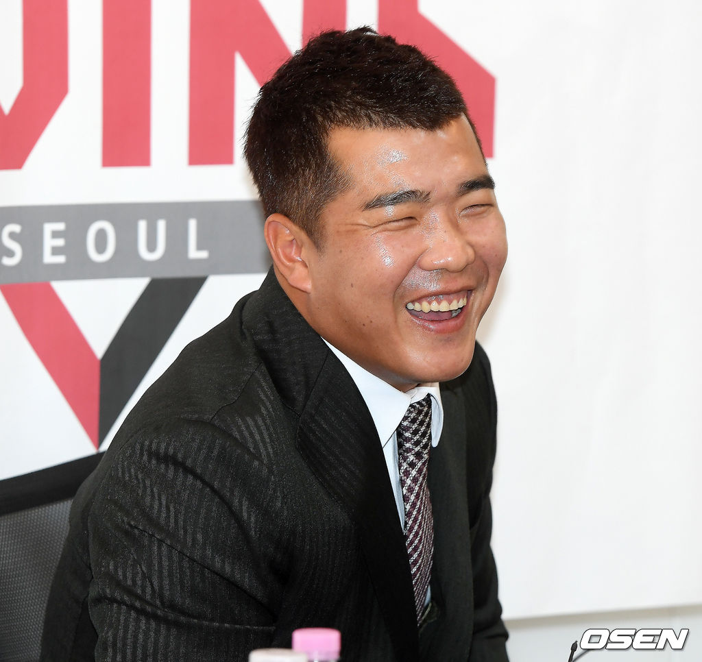 16년간의 프로야구 선수 생활을 마치고 은퇴를 결정한 정근우가 은퇴 기자회견을 하고 있다./rumi@osen.co.kr