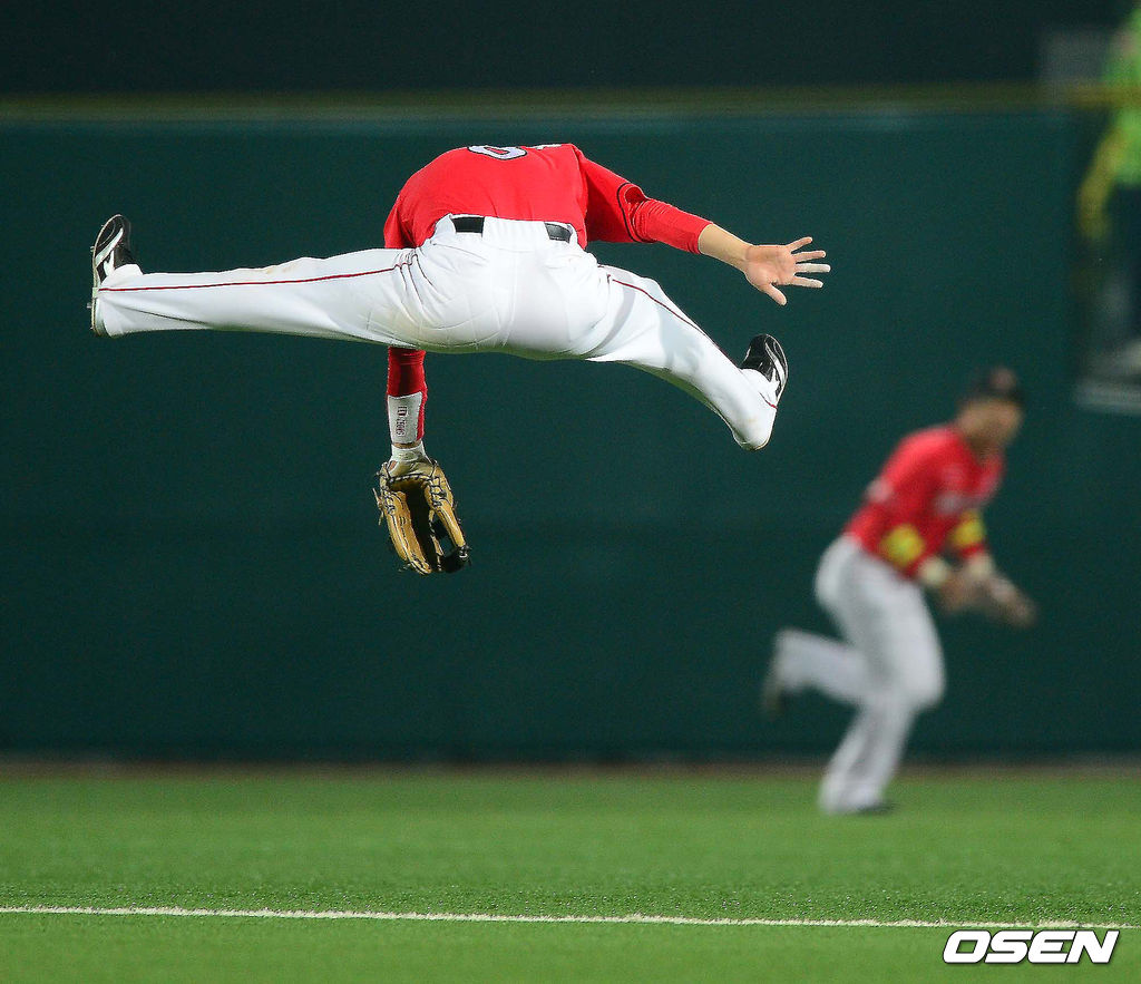 2012년 한국시리즈 2차전, 정근우가 타구를 잡기 위해 점프를 하고 있다./ ajyoung@osen.co.kr