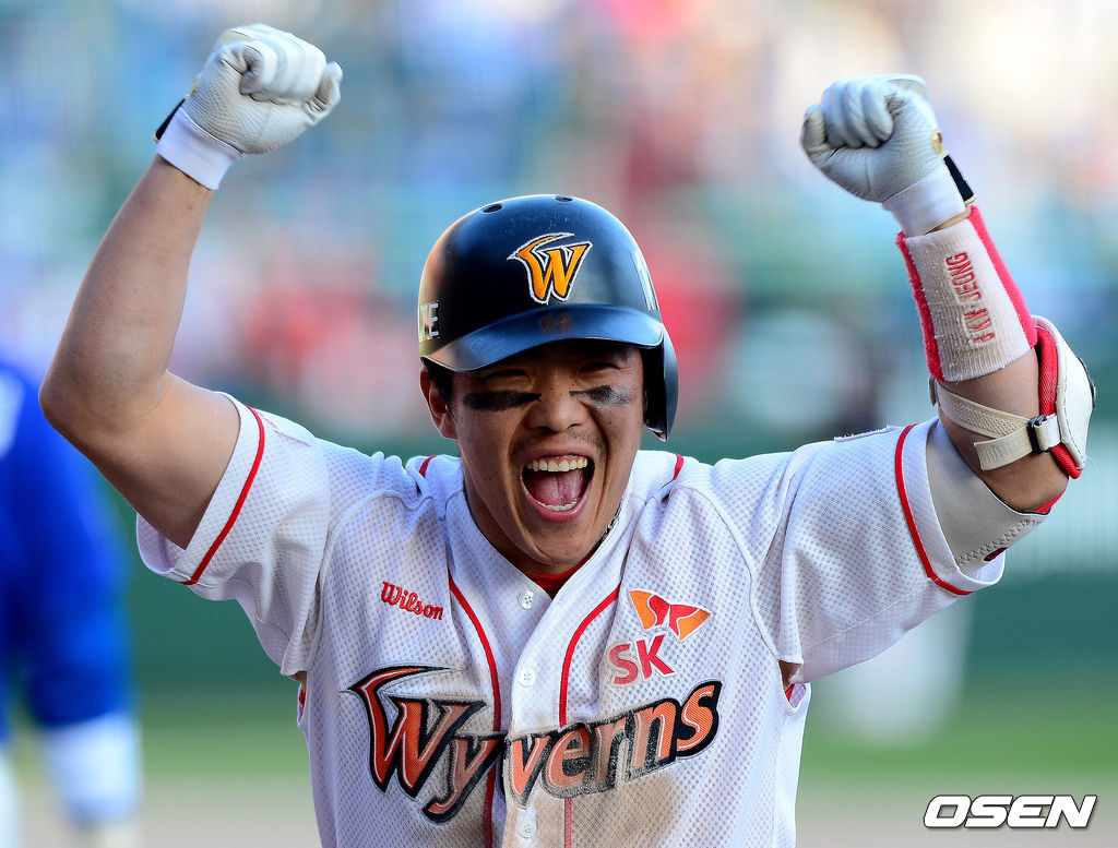2012 한국시리즈 3차전, 정근우가 1타점 적시타를 날리고 기뻐하고 있다. /jpnews@osen.co.kr