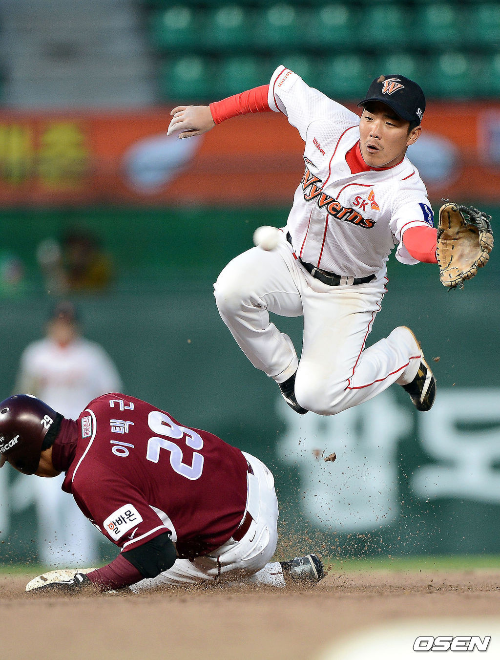 2013년 시즌, SK 정근우가 2루 송구를 잡기위해 점프를 하고 있다. / youngrae@osen.co.kr