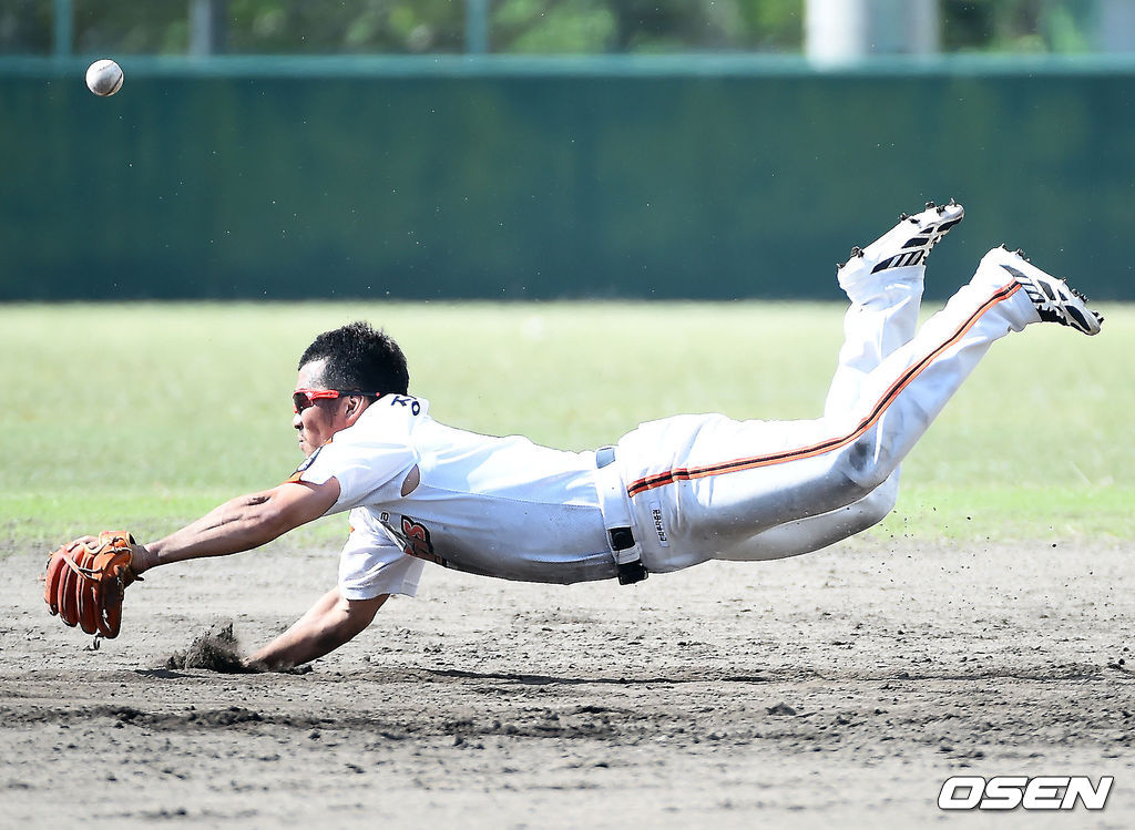 한화 이글스 2014 마무리 캠프, 정근우가 펑고 훈련을 하고 있다. /rumi@osen.co.kr