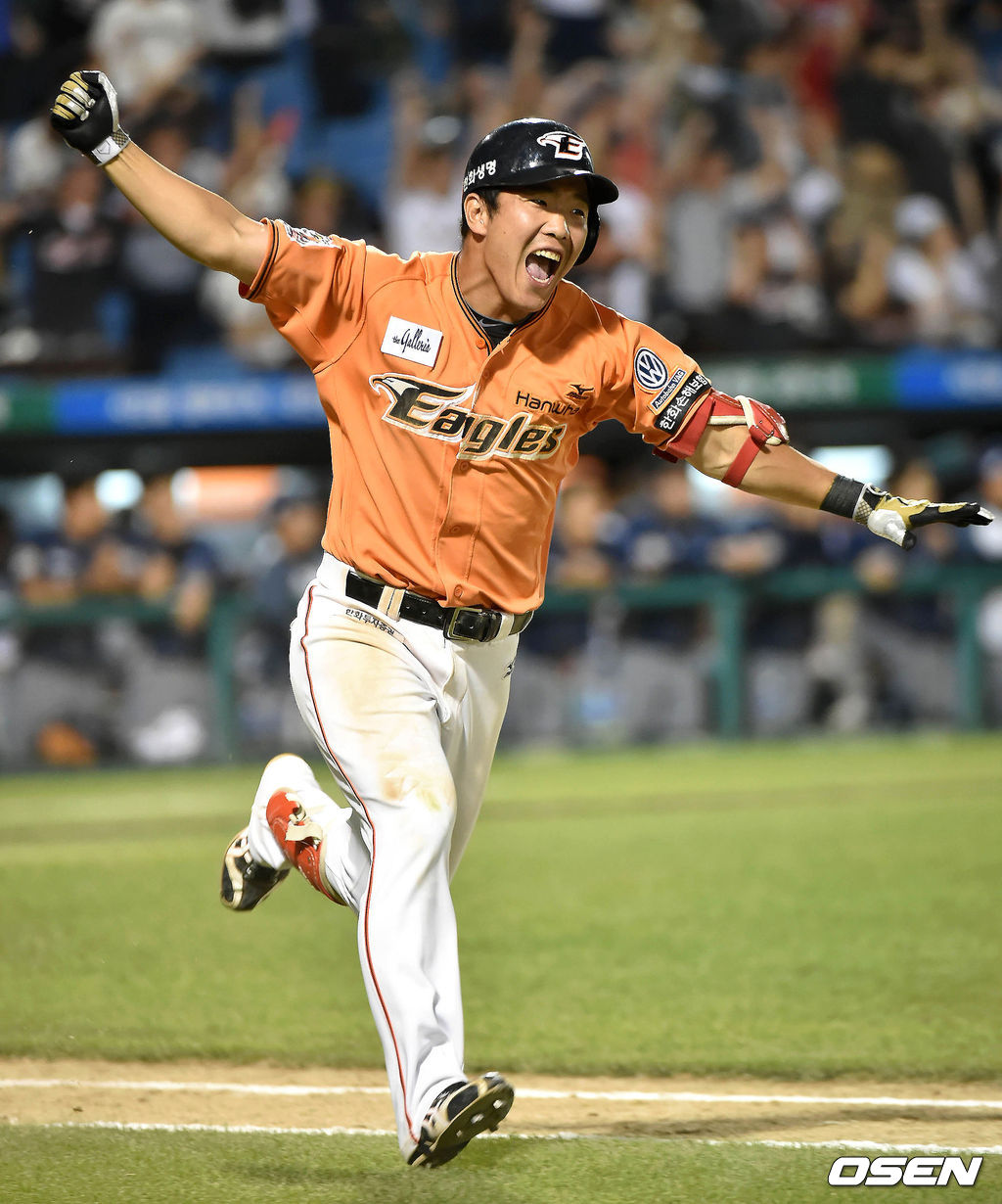 2015년 시즌, 정근우가 NC와 홈경기에서 끝내기 안타를 터뜨리며 기뻐하고 있다./spjj@osen.co.kr