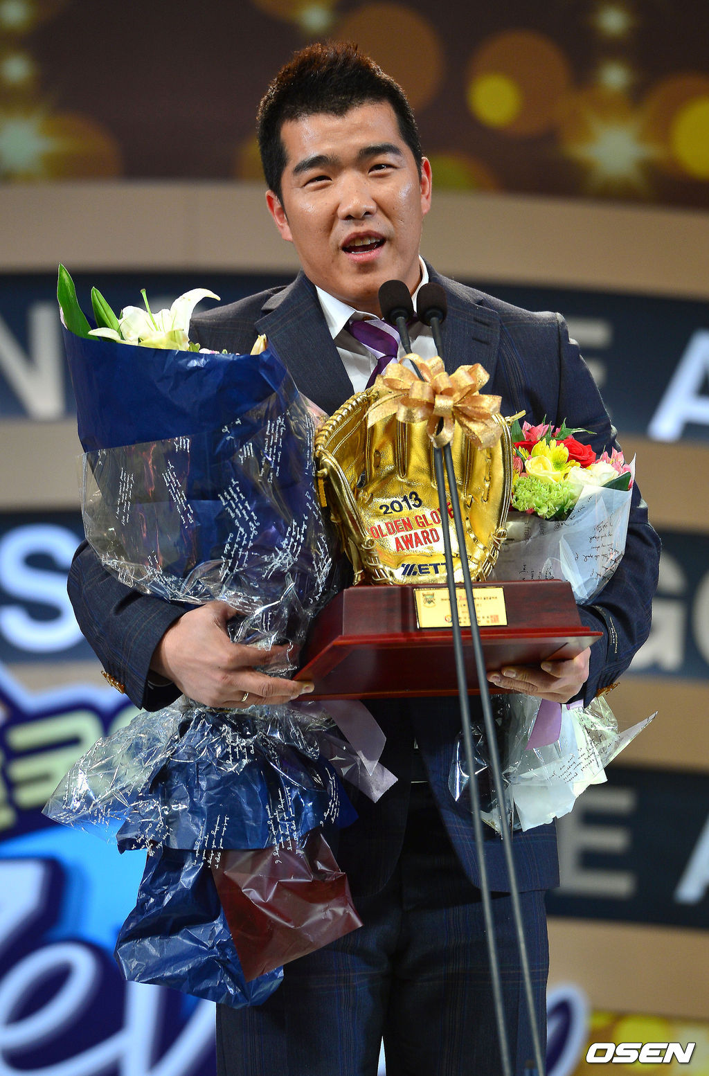 2013 골든글러브 시상식에서 한화 정근우가 골든글러브 2루수 부문상을 수상후 소감을 말하고 있다./soul1014@osen.co.kr