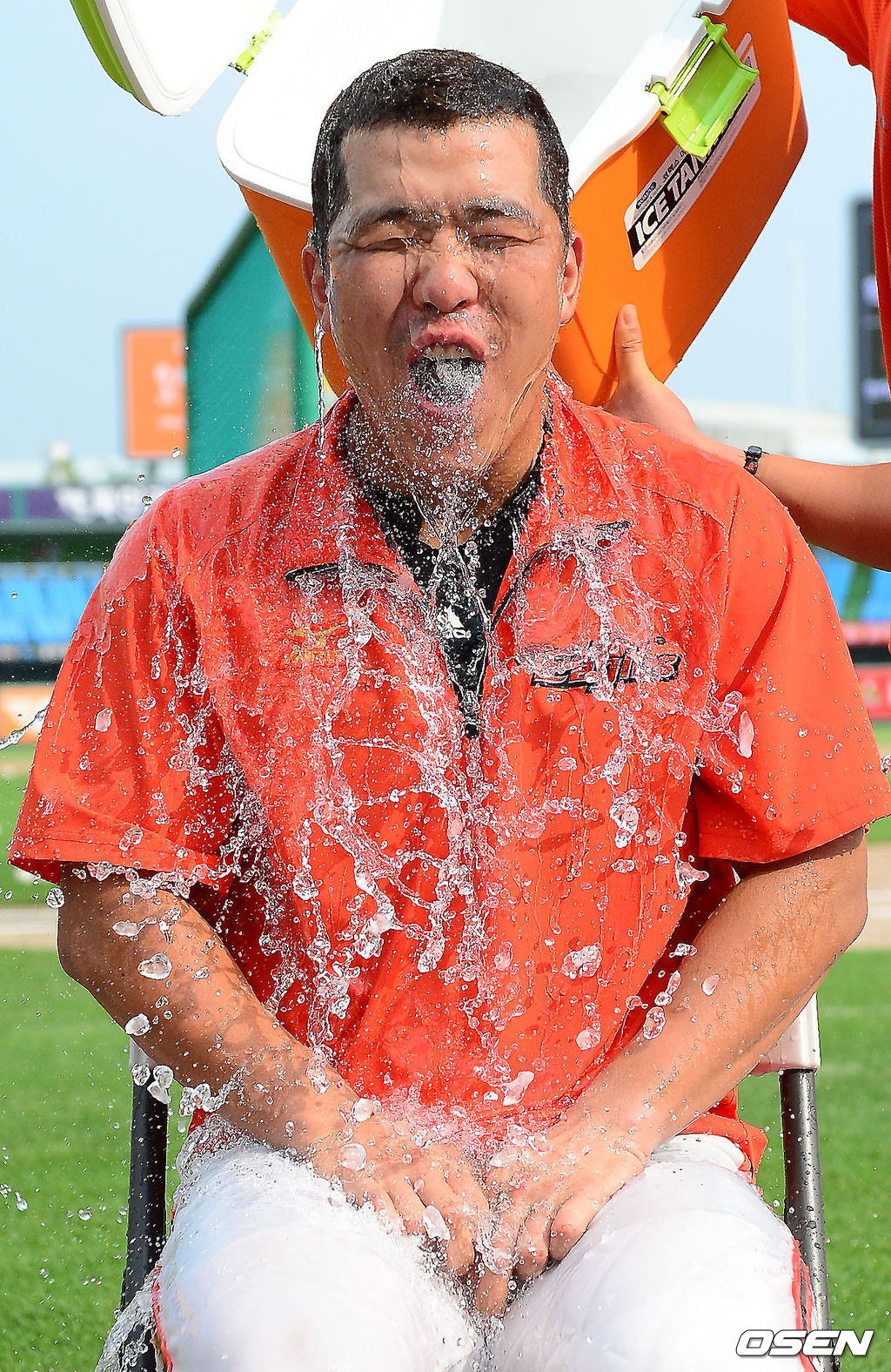 2014년 시즌, 정근우가 아이스버킷챌린지를 진행하고 있다. 정근우는 탤런트 정경호에게 지목을 받아 아이스버킷챌린지를 진행했다./ rumi@osen.co.kr