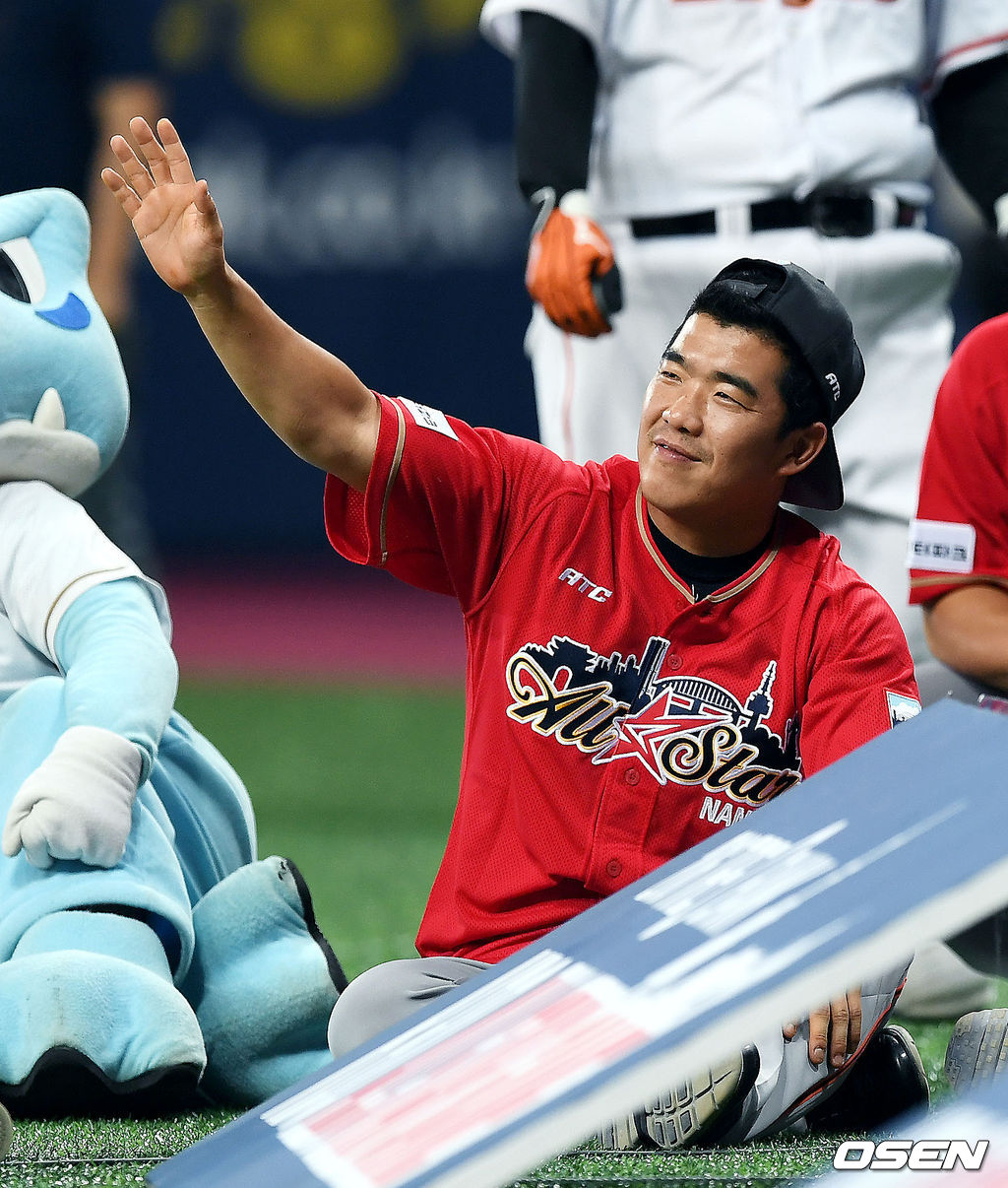 [OSEN DB] 2016 KBO 리그 올스타전에 참가한 정근우가 미소짓고 있다.