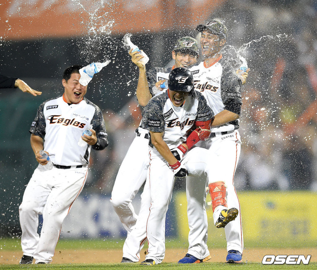 2016년 시즌, 정근우가 끝내기 안타를 날리고 동료들의 물세례를 받고 있다. /dreamer@osen.co.kr