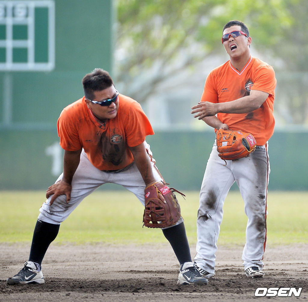 2014 한화 이글스 마무리 캠프. 김태균과 정근우가 펑고 훈련을 하고 있다. /rumi@osen.co.kr