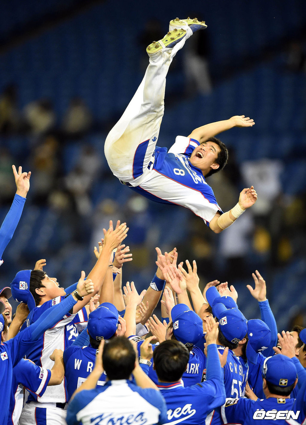 ‘프리미어12’ 초대 대회의 챔피언으로 등극한 한국 대표팀, 선수들이 마운드에 모여 주장 정근우를 헹가래 치고 있다./jpnews@osen.co.kr