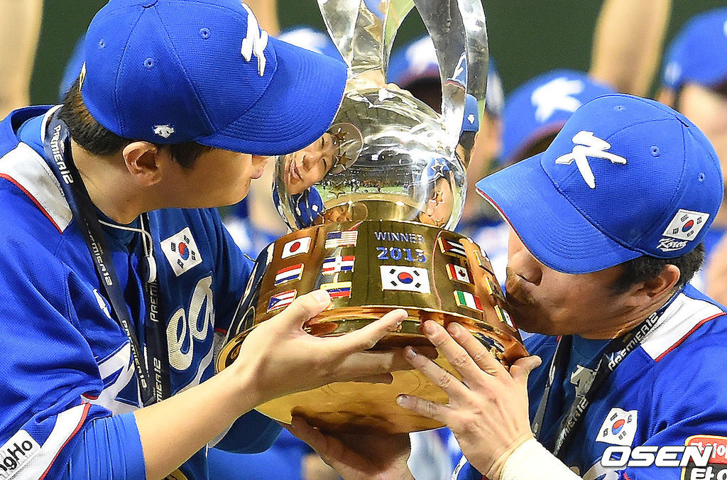 2015년 ‘프리미어12’ 초대 대회의 챔피언으로 등극한 한국대표팀. 이대호와 정근우가 우승 트로피에 키스를 하고 있다./jpnews@osen.co.kr