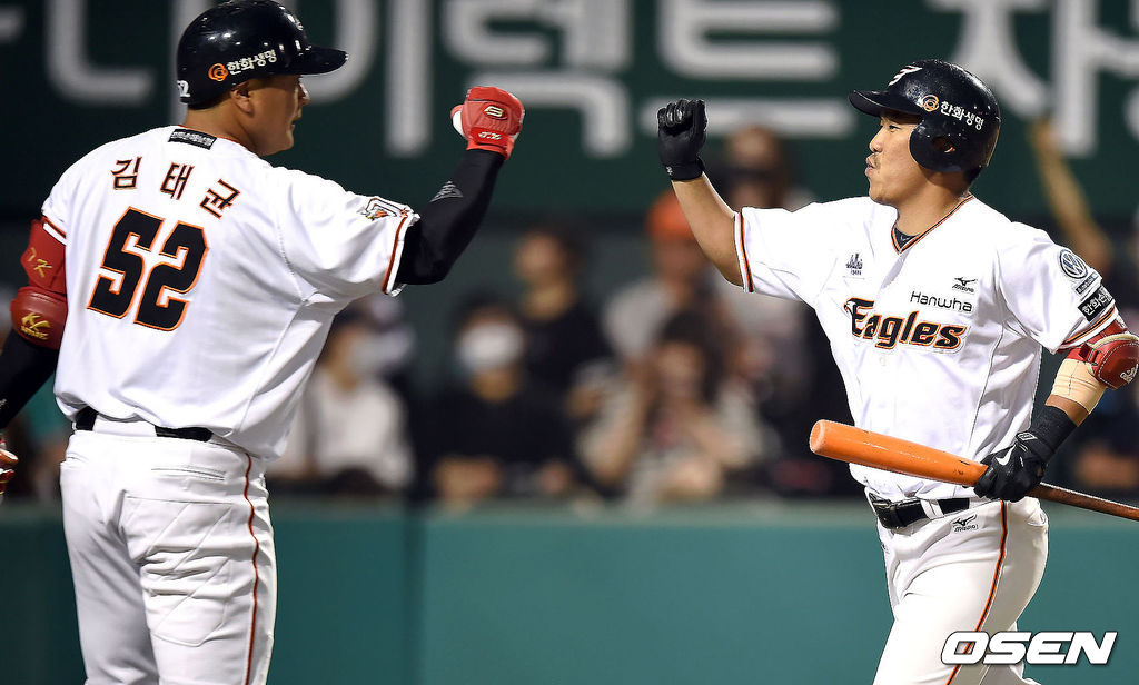 2015년 시즌, 정근우가 솔로 홈런을 때린 뒤 김태균과 하이파이브를 하고 있다./ youngrae@osen.co.kr