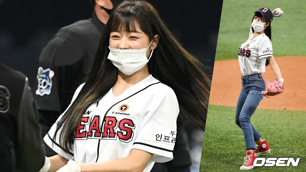 오마이걸 유아가 두산의 승리 기원 시구를 하고 있다. /sunday@osen.co.kr