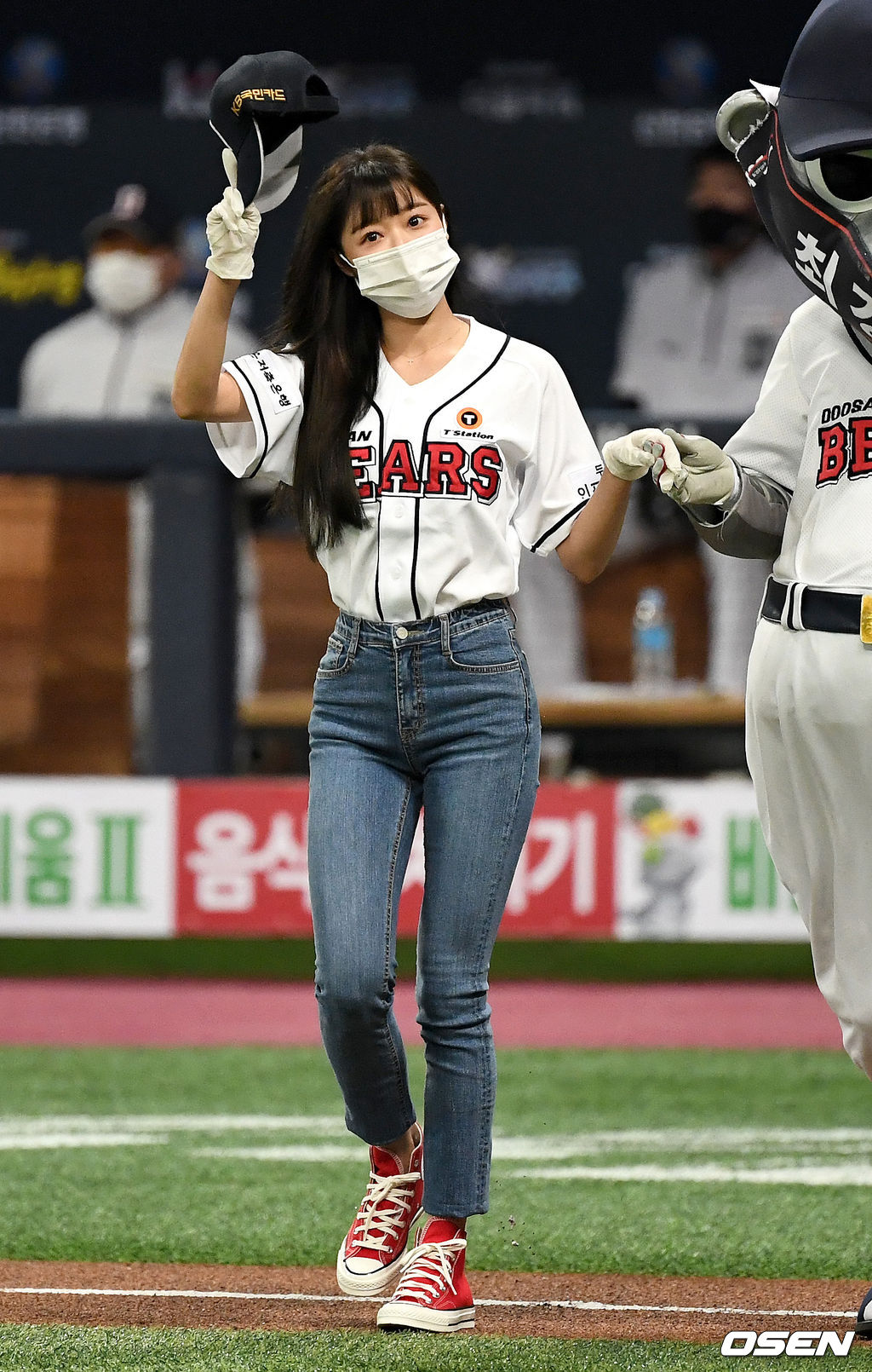 오마이걸 유아가 두산의 승리 기원 시구를 하기 위해 그라운드로 입장하며 인사하고 있다./dreamer@osen.co.kr