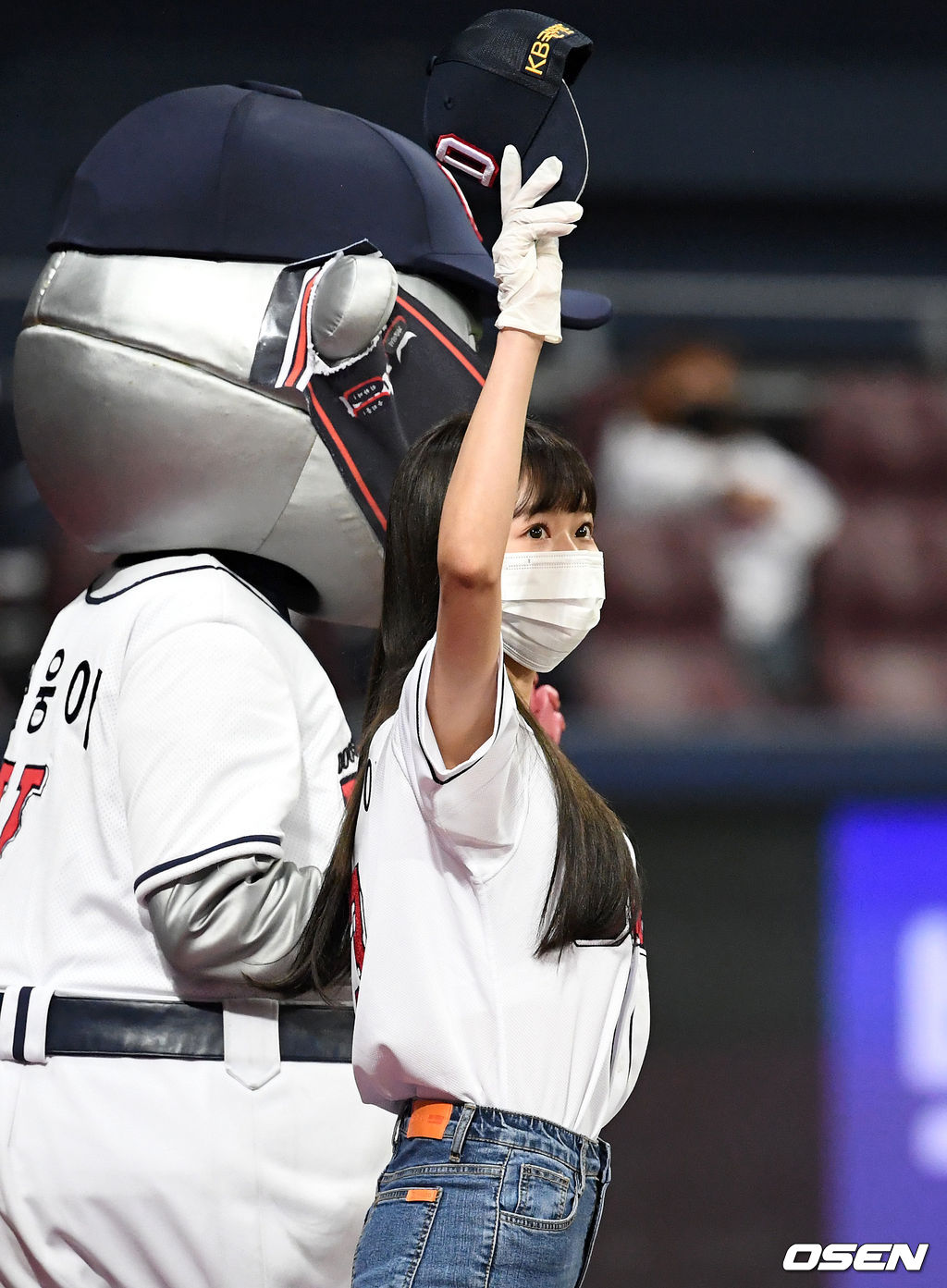 오마이걸 유아가 두산의 승리 기원 시구를 하기 위해 그라운드로 입장하며 인사하고 있다./sunday@osen.co.kr