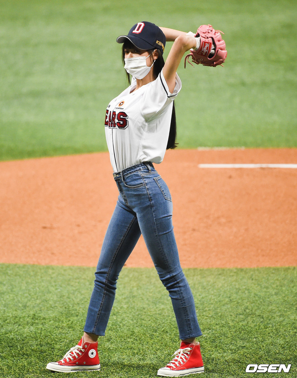 오마이걸 유아가 두산의 승리 기원 시구를 하고 있다. /soul1014@osen.co.kr