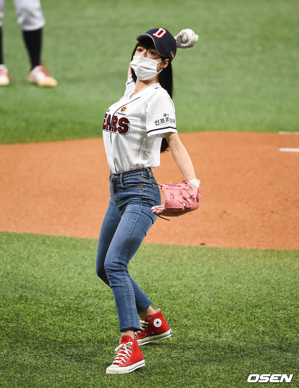 오마이걸 유아가 두산의 승리 기원 시구를 하고 있다. /soul1014@osen.co.kr