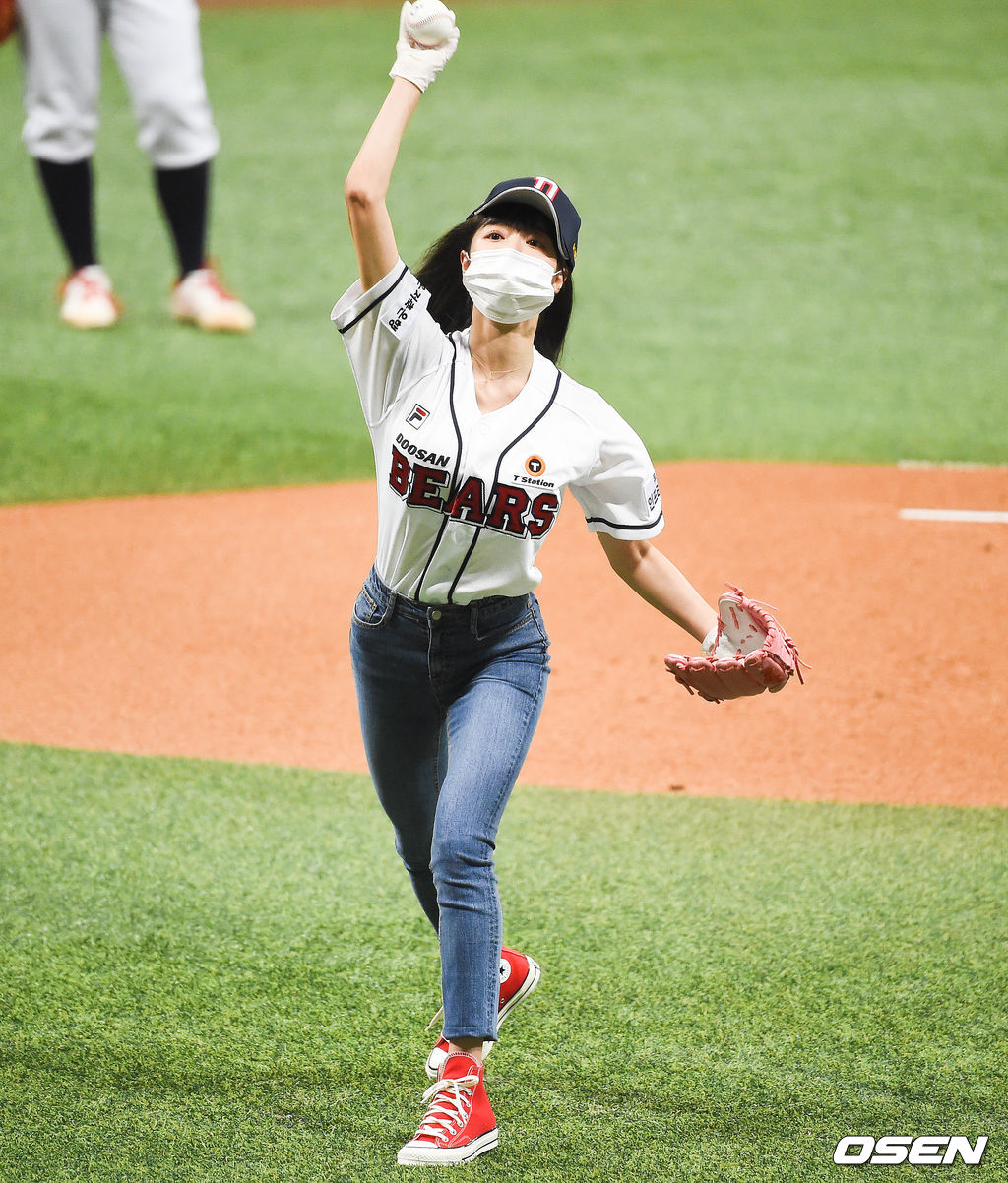 오마이걸 유아가 두산의 승리 기원 시구를 하고 있다. /soul1014@osen.co.kr