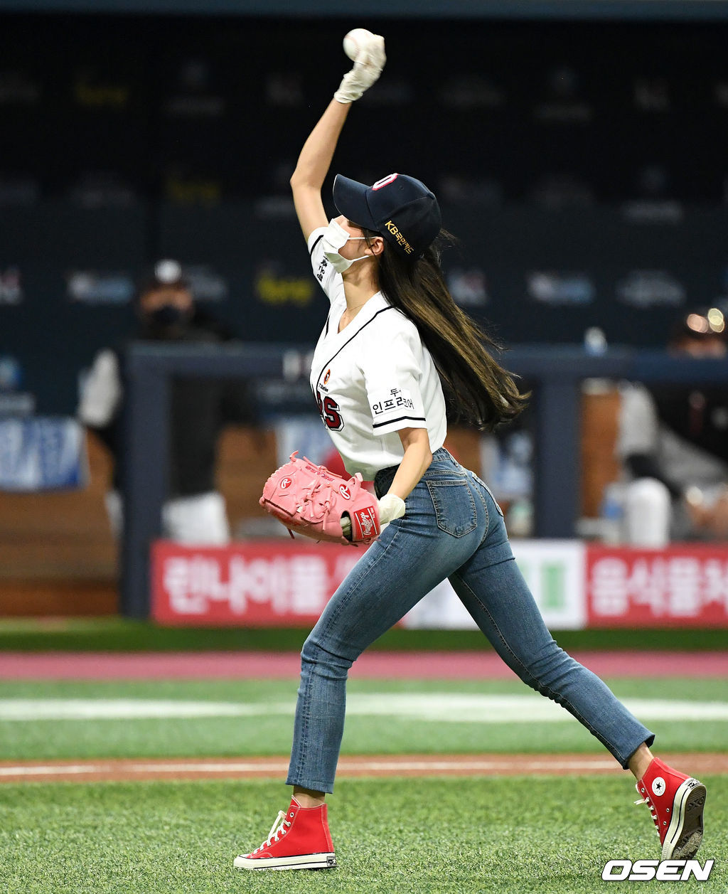 오마이걸 유아가 두산의 승리 기원 시구를 하고 있다. /sunday@osen.co.kr