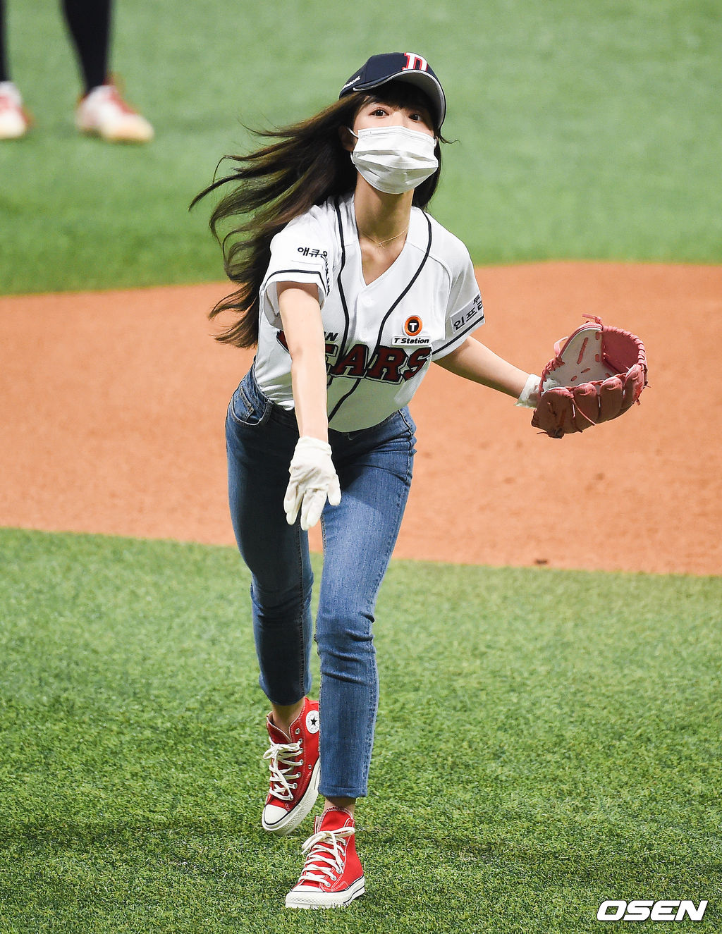 오마이걸 유아가 두산의 승리 기원 시구를 하고 있다. /soul1014@osen.co.kr