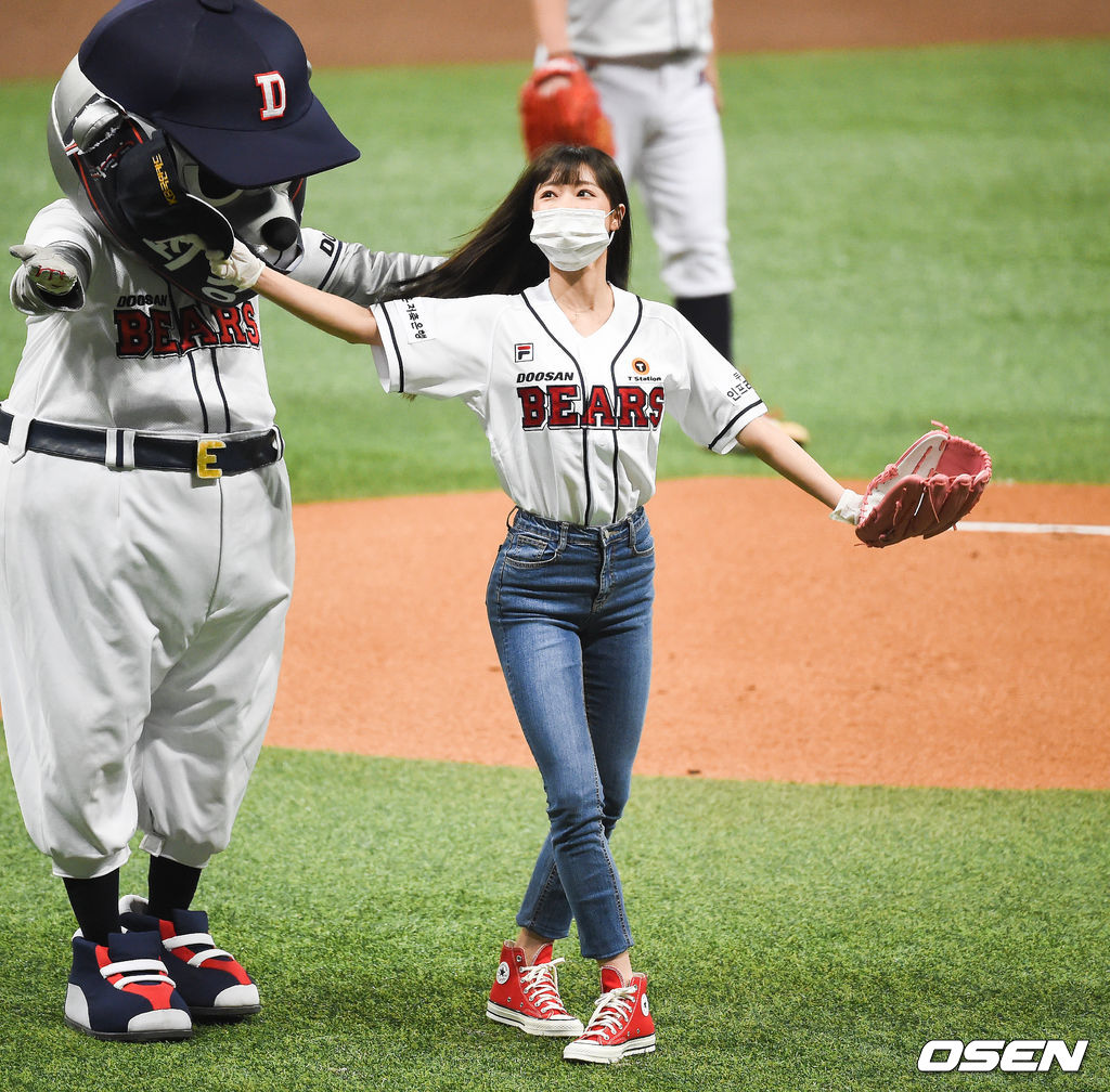 오마이걸 유아가 두산의 승리 기원 시구를 마치고 관중석을 향해 인사를 하고 있다. /soul1014@osen.co.kr