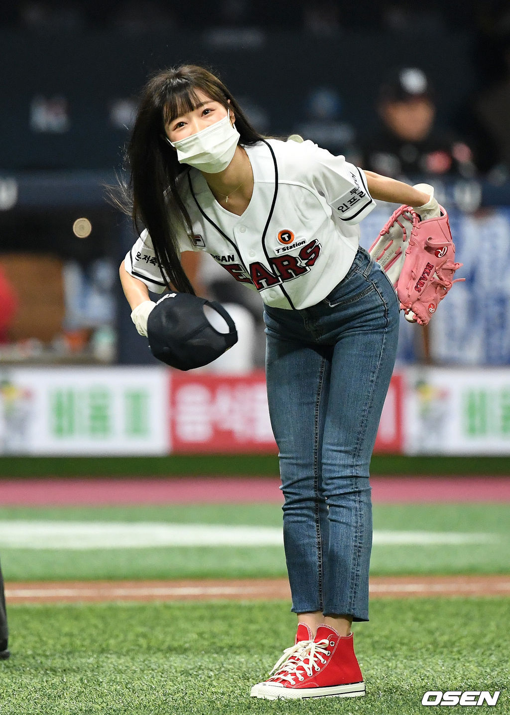 오마이걸 유아가 두산의 승리 기원 시구를 마치고 관중석을 향해 인사를 하고 있다. /sunday@osen.co.kr