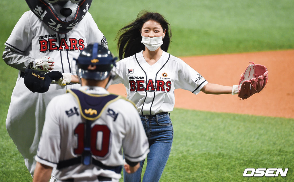 오마이걸 유아가 두산의 승리 기원 시구를 마치고 포수 박세혁과 인사를 나누고 있다. /soul1014@osen.co.kr