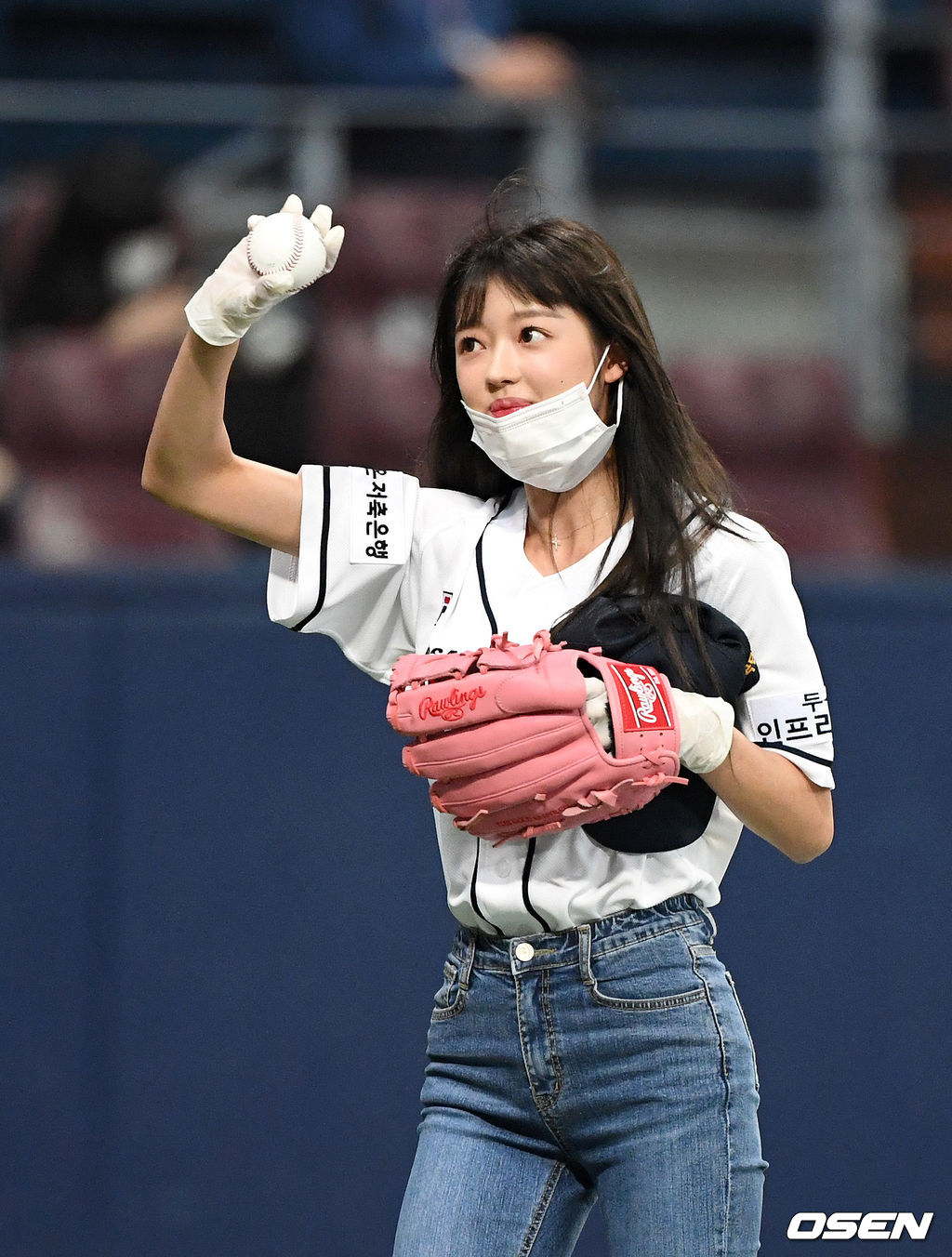 오마이걸 유아가 두산의 승리 기원 시구를 마치고 관중석을 향해 인사를 하고 있다. /sunday@osen.co.kr