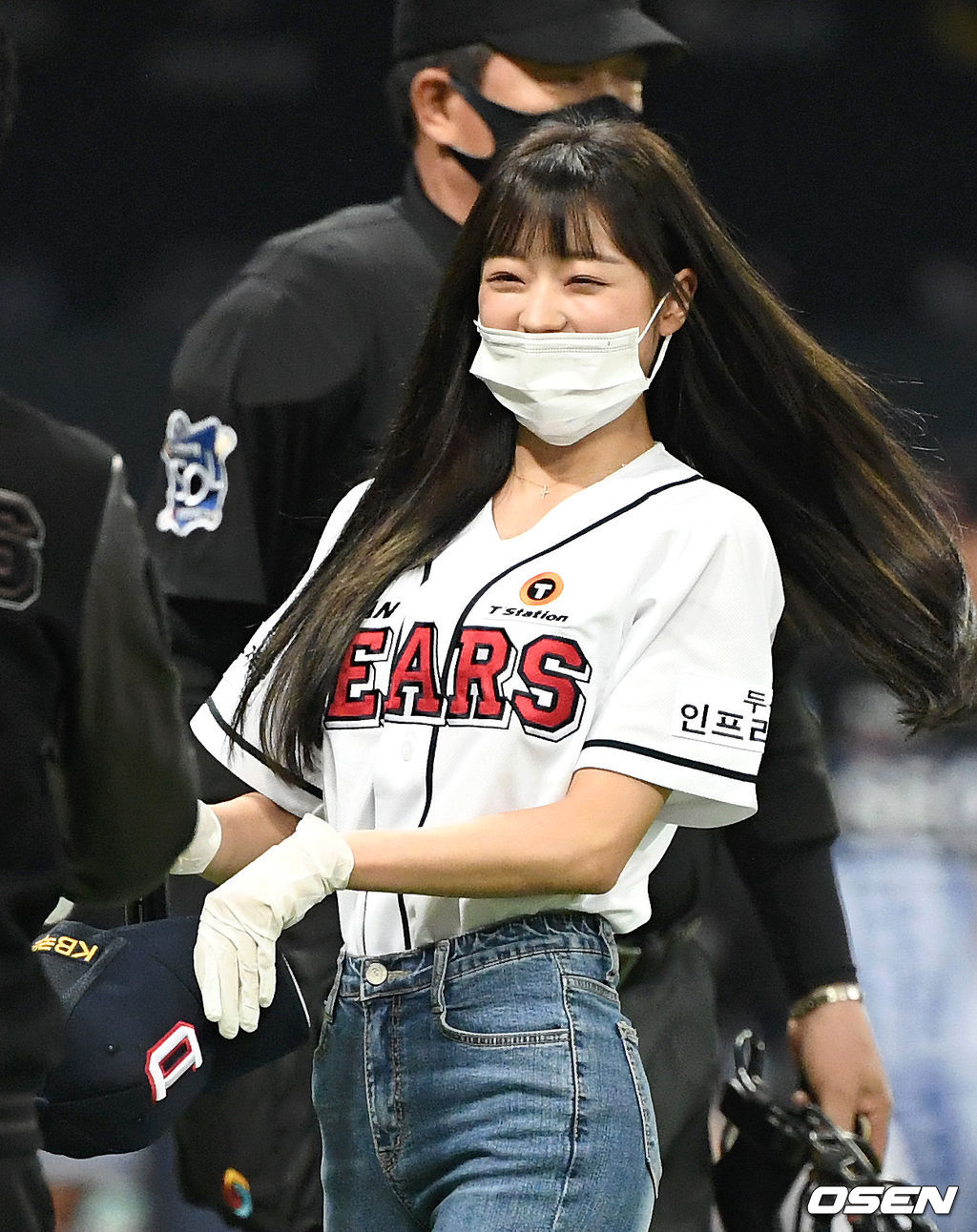 오마이걸 유아가 두산의 승리 기원 시구를 마치고 경기장을 나가며 미소짓고 있다. /sunday@osen.co.kr