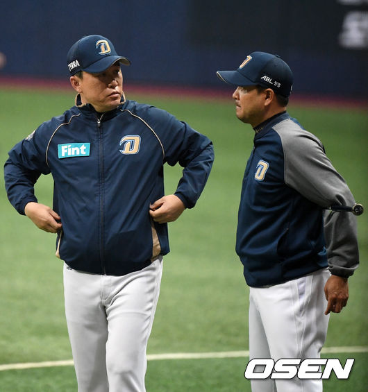 NC 이동욱 감독이 진종길 코치와 훈련을 지켜보며 이야기를 나누고 있다./jpnews@osen.co.kr