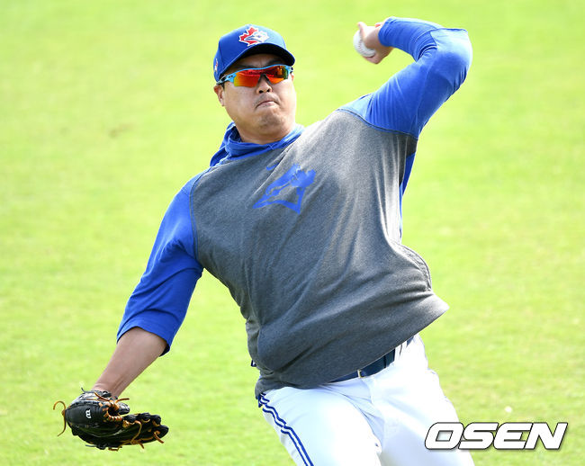 류현진이 외야에서 롱토스로 몸을 풀며 공을 뿌리고 있다. / dreamer@osen.co.kr