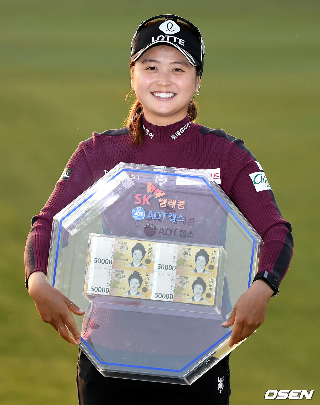 15일 강원 춘천시 라비에벨(파72) 컨트리클럽에서 한국여자프로골프(KLPGA) 투어 SK텔레콤·ADT캡스 챔피언십 2020(총상금 10억원) 최종라운드가 열렸다.이날 최혜진은 최종 라운드에서 3언더파 69타를 쳐 3라운드 합계 12언더파 204타로 우승을 차지했다. 경기 종료 후 최혜진이 우승 상금을 들고 기념촬영을 하고 있다./ksl0919@osen.co.kr