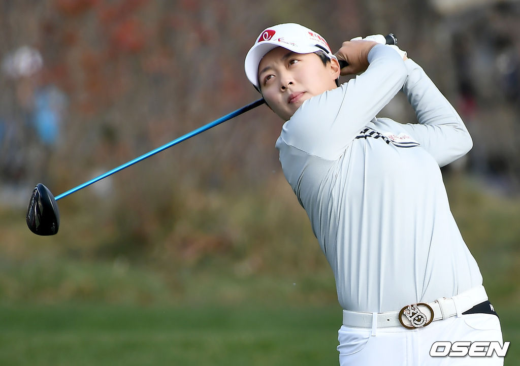 15일 강원 춘천시 라비에벨(파72) 컨트리클럽에서 한국여자프로골프(KLPGA) 투어 SK텔레콤·ADT캡스 챔피언십 2020(총상금 10억원) 최종라운드가 열렸다.1번홀 김효주가 티샷하고 있다./ksl0919@osen.co.kr