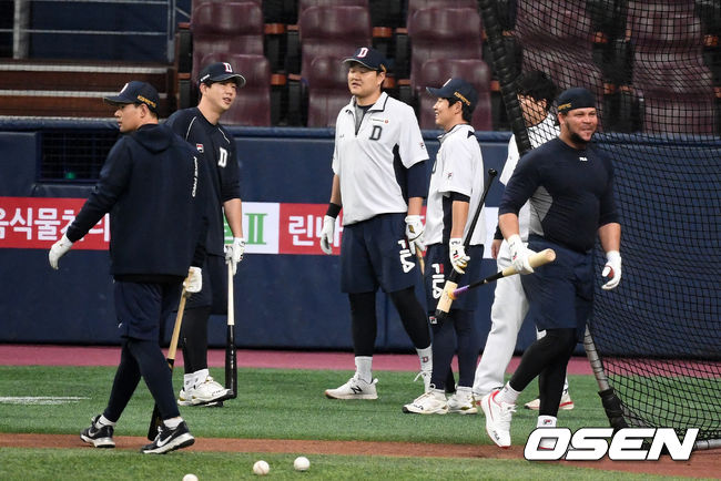 두산 선수들이 타격 훈련을 하고 있다./jpnews@osen.co.kr