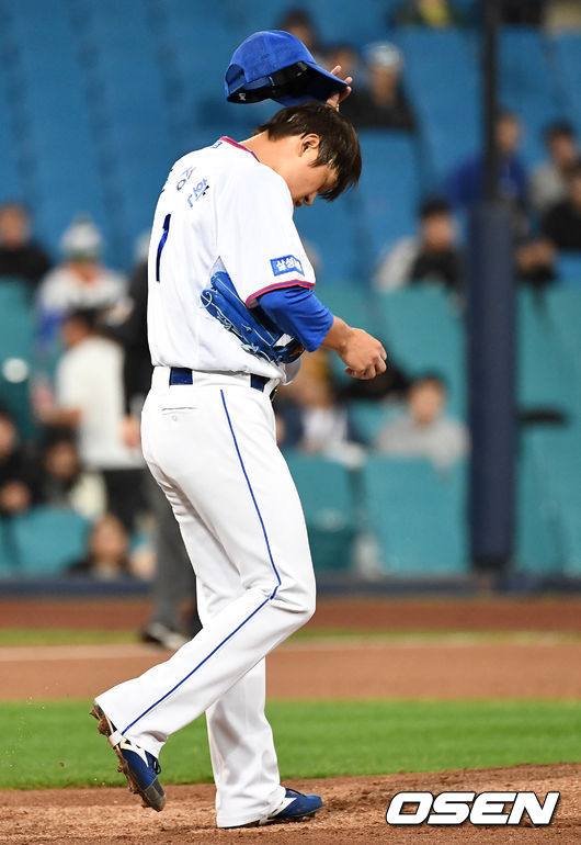 2회초 2사 1, 2루 상황 두산 박건우에게 달아나는 2타점 2루타를 허용한 삼성 선발 윤성환이 마운드로 향하며 모자를 고쳐쓰고 있다. /dreamer@osen.co.kr