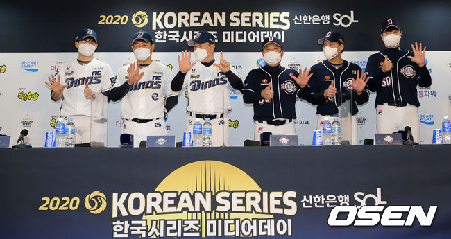 16일 오후 서울 고척스카이돔에서 '2020 신한은행 SOL KBO리그' 한국시리즈 미디어데이가 열렸다.NC 박민우, 양의지, 이동욱 감독과 두산 김태형 감독, 박세혁, 이영하가 예상 경기수를 손가락으로 펼쳐 보이고 있다. /sunday@osen.co.kr