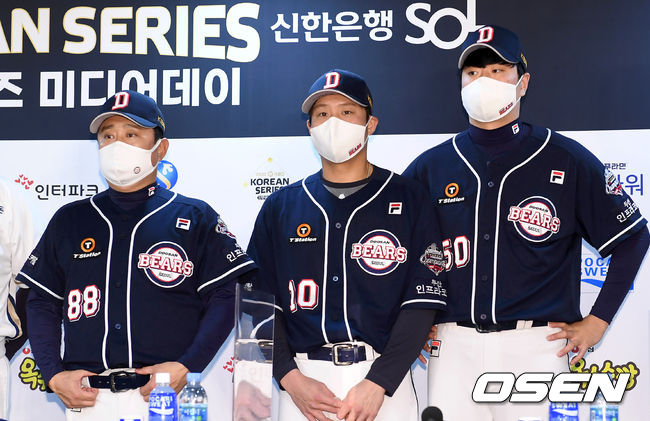 16일 오후 서울 고척스카이돔에서 '2020 신한은행 SOL KBO리그' 한국시리즈 미디어데이가 열렸다.두산 김태형 감독, 박세혁, 이영하가 기념촬영을 하고 있다. /sunday@osen.co.kr