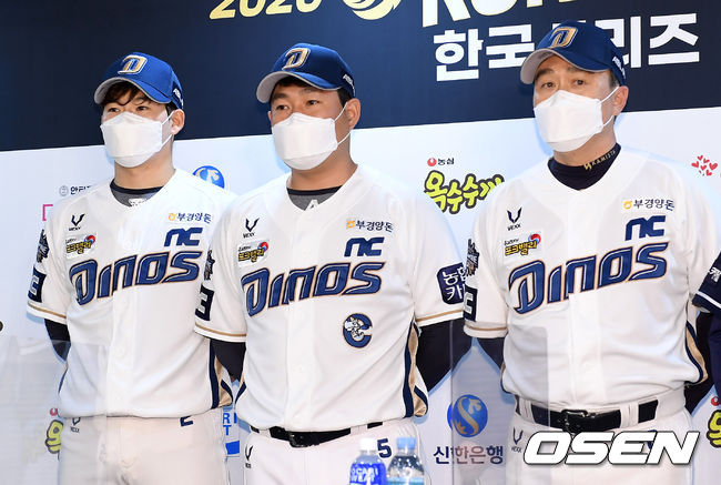 16일 오후 서울 고척스카이돔에서 '2020 신한은행 SOL KBO리그' 한국시리즈 미디어데이가 열렸다.NC 박민우, 양의지, 이동욱 감독이 기념촬영을 하고 있다. /sunday@osen.co.kr