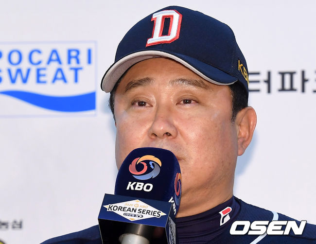 16일 오후 서울 고척스카이돔에서 '2020 신한은행 SOL KBO리그' 한국시리즈 미디어데이가 열렸다.두산 김태형 감독이 취재진의 질문에 답을 하고 있다. /sunday@osen.co.kr