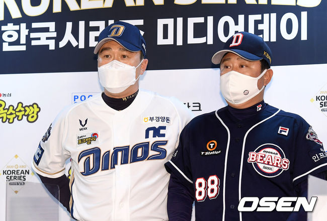 16일 오후 서울 고척스카이돔에서 '2020 신한은행 SOL KBO리그' 한국시리즈 미디어데이가 열렸다.NC 이동욱 감독과 두산 김태형 감독이 기념촬영을 하고 있다. /sunday@osen.co.kr