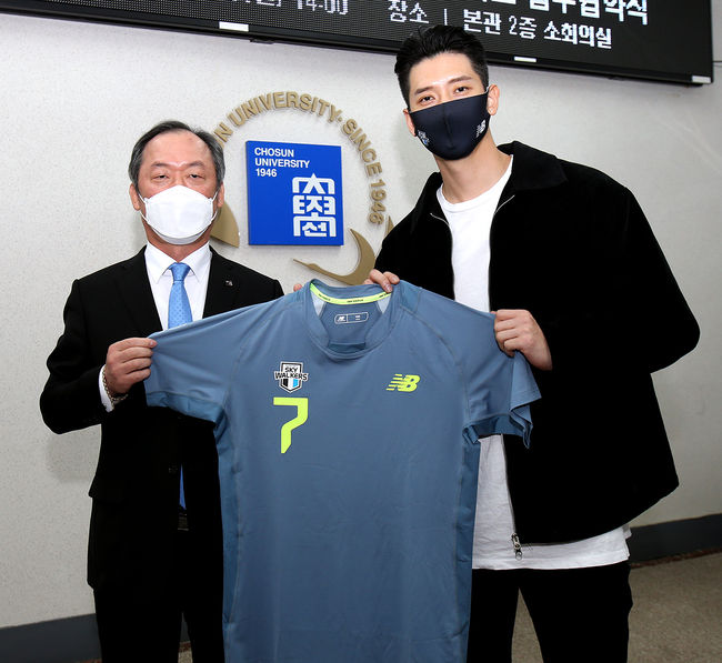 [사진] 조선대 민영동 총장과 현대캐피탈 문성민(오른쪽) /현대캐피탈 제공