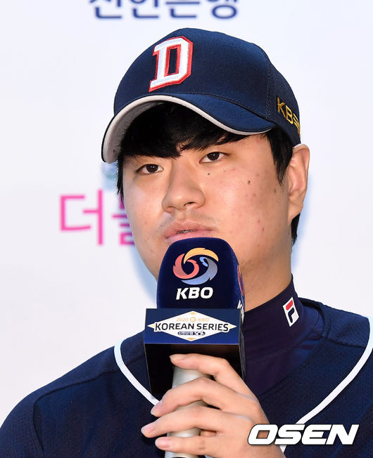 16일 오후 서울 고척스카이돔에서 '2020 신한은행 SOL KBO리그' 한국시리즈 미디어데이가 열렸다.두산 이영하가 취재진의 질문에 답을 하고 있다. /sunday@osen.co.kr