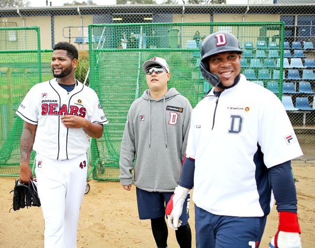 [사진] 호주 스프링캠프에서 (왼쪽부터) 라울 알칸타라-최우진-호세 미구엘 페르난데스 / 두산 베어스 제공