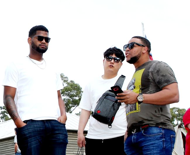 [사진] 호주 스프링캠프에서 (왼쪽부터) 라울 알칸타라-최우진-호세 미구엘 페르난데스 / 두산 베어스 제공