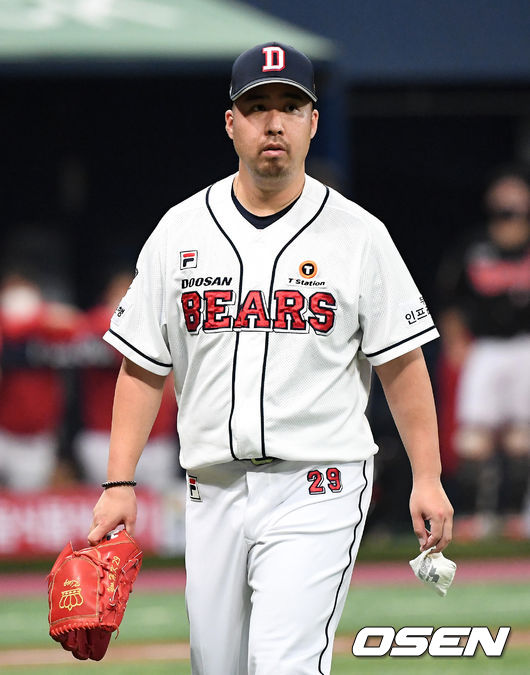 13일 오후 서울 고척스카이돔에서 '2020 신한은행 SOL KBO리그' 플레이오프 4차전 두산 베어스와 KT 위즈의 경기가 열렸다.1회초 1사 2,3루에서 두산 선발투수 유희관이 마운드를 내려가고 있다./sunday@osen.co.kr